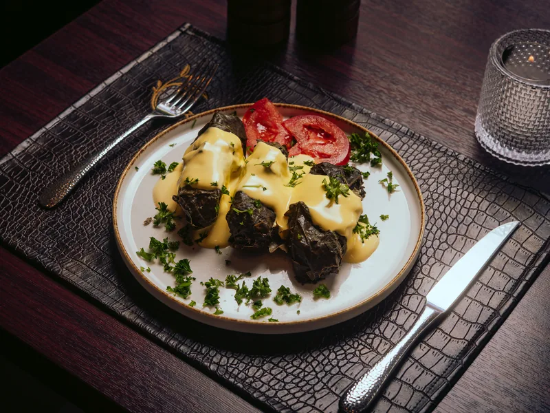 Dolmadakia nach Art des Hauses mit Sauce Hollandaise