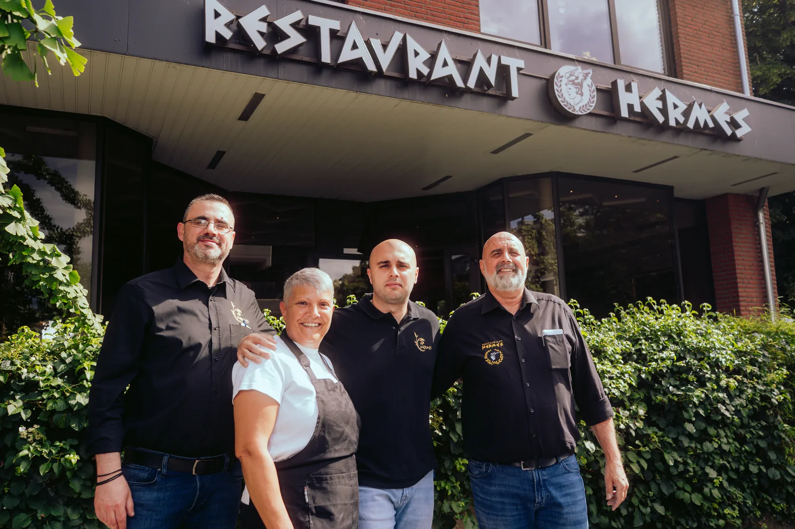 Familie Dimitriou vor dem Restaurant Hermes in Düsseldorf