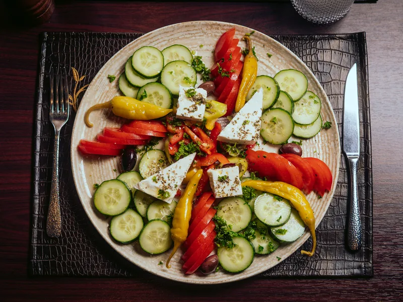 Original griechischer Bauernsalat mit Schafskäse und Oliven