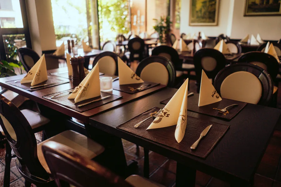 Festlich gedeckte Tische im Restaurant Hermes