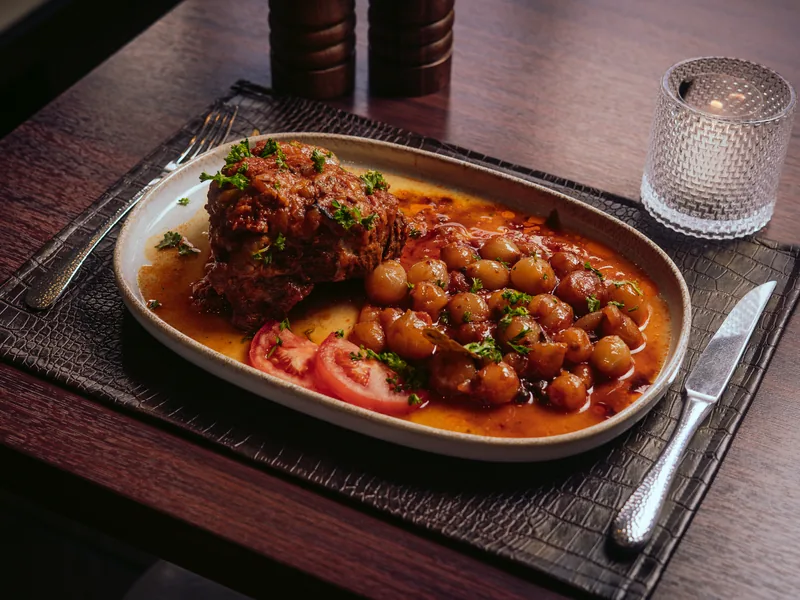 Lammfleisch Stifado mit geschmorten Zwiebeln