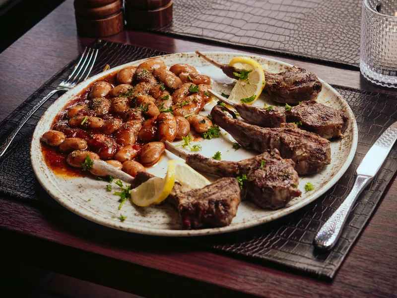 Lammkoteletts vom Grill mit Riesenbohnen