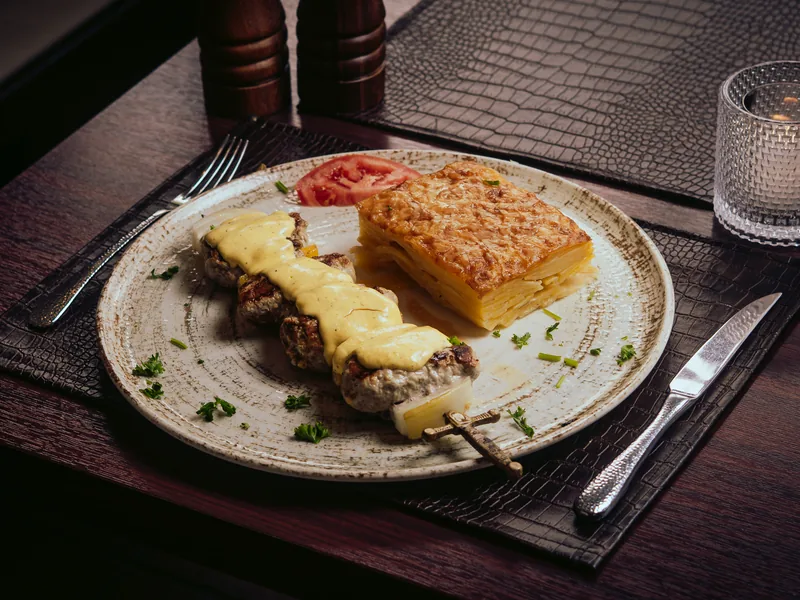 Suvla-Feta — gefüllter Schweinefiletspieß mit Sauce Bearnaise
